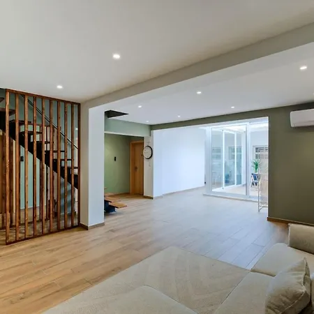 Апартаменты Lovely Fully Equipped Near Subway N4 *